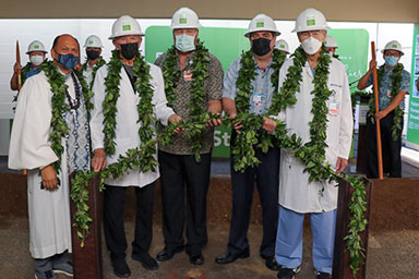 Marc Benioff poses with HPH, city and state leaders, all holding a maile lei for a groundbreaking ceremony.